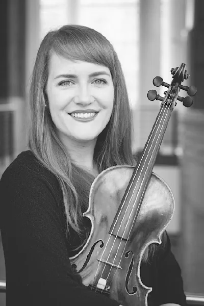 Amber Roskamp smiling with her violin